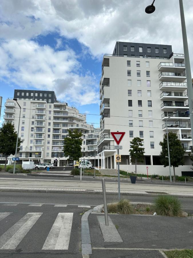 Agreable 2 Pieces Avec Balcon Et Parking Transports By Immo Kit Bnb Sarcelles Bagian luar foto